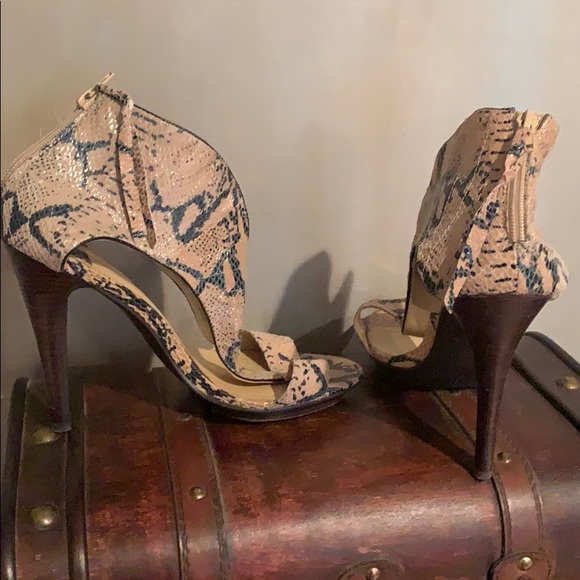 Sexy Alligator-Skin Platform Heels - Picture 5 of 6